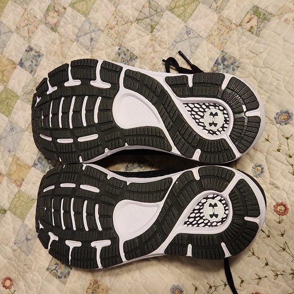 Under Armour running shoes size 7 NWOT. - Picture 4 of 5